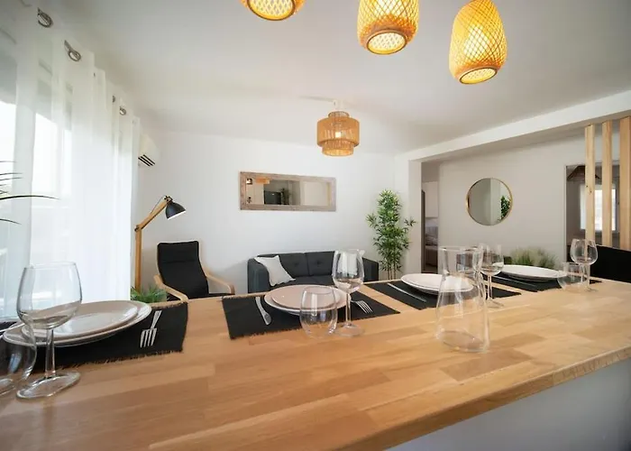 Fully Equipped Apartment With Parking 6 Beds